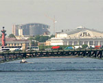 Изуродованный вид на стрелку Васильевского острова с Литейного моста