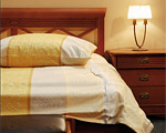 Для спальни в классическом стиле подойдет белое, кремовое или персиковое белье