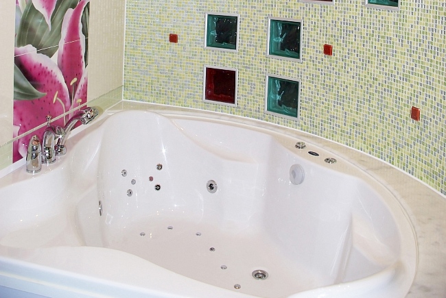 Если шов между ванной и стеной будет пропускать влагу, это может привести к разрушению материалов и появлению плесени и грибка
