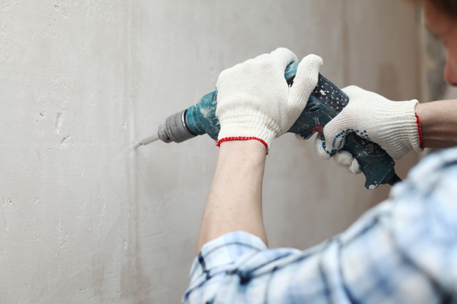 До того, как начать сверлить бетонную стену, следует убедиться, что поблизости не находится водопроводная труба или электрический кабель