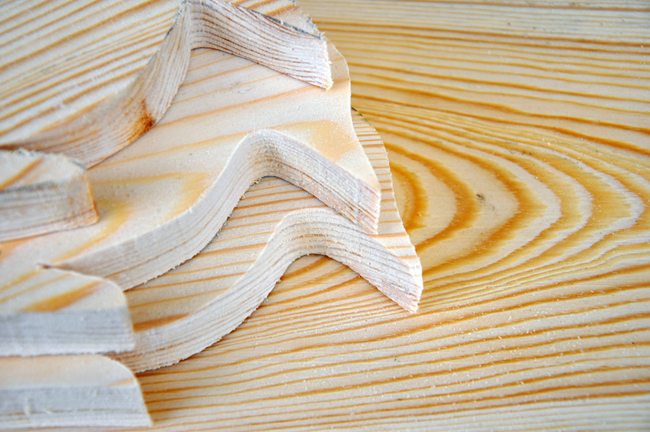 Воск на основе натуральных масел, приготовленный в домашних условиях, можно использовать для обработки любых деревянных поверхностей - и даже в детской