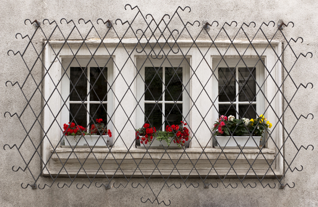 Окна на первых этажах домов необходимо защищать от проникновения посторонних с помощью решеток