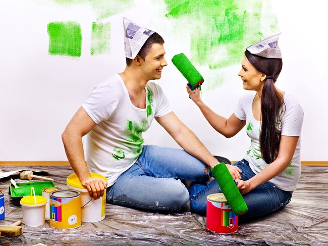  Универсальный грунт также может эффективно использоваться при подготовке стен под покраску 