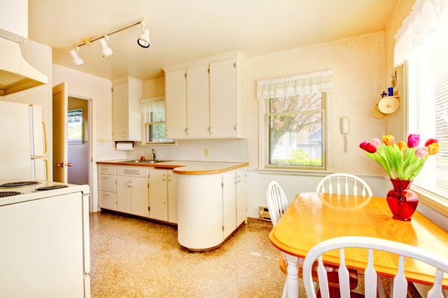 В помещении кухни пробковое покрытие обязательно должно быть защищено специальным акриловым, либо керамическим лаком