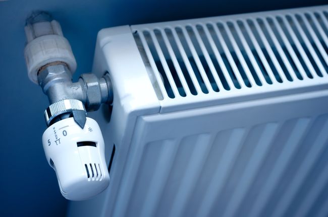 Особенно актуальна установка терморегуляторов в помещениях, где наблюдается постоянное колебание температуры - например, в кухне или в комнатах, расположенных на солнечной стороне дома