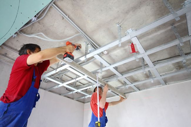 Выравнивание потолка может происходить при помощи нанесения штукатурных смесей, либо путем закрепления на нем листов гипсокартона