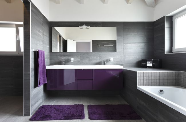 Как правило, в ванной комнате в качестве финишного отделочного покрытия используют керамическую плитку, которая требует наличие ровного и надежного водонепроницаемого основания