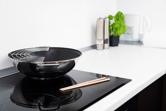 Для индукционной плиты необходима посуда с плоским дном, выполненная из ферромагнитного материала