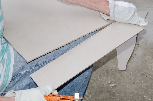 Резать и сверлить керамическую плитку следует обязательно на ровной поверхности, чтобы избежать появления сколов и трещин