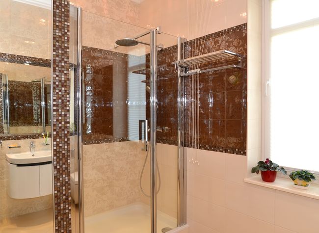 Для простоты монтажа можно оформить мозаичной плиткой не всю ванную комнату, а лишь небольшую ее часть, сделав выразительный акцент