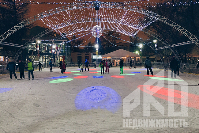 Покататься на коньках во время новогодних праздников можно будет во многих парках Москвы