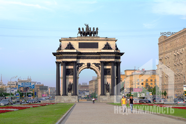 Триумфальная арка - одно из мест для праздничных мероприятий на День города