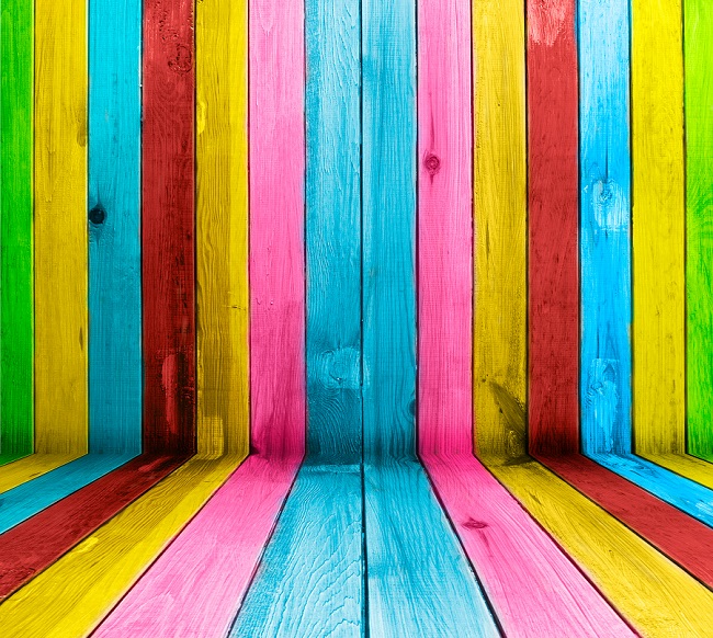 Современный строительный рынок предлагает много различных типов краски для древесины