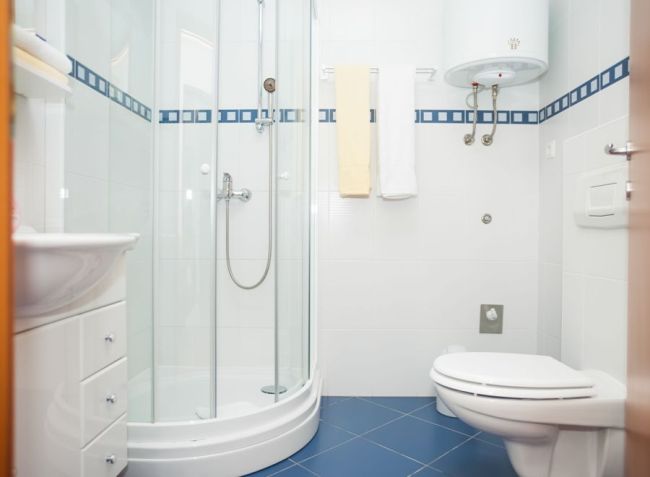 В качестве напольного покрытия в ванной комнате чаще всего выбирается кафельная плитка, которую важно грамотно уложить на теплый пол, используя правильный клеевой состав