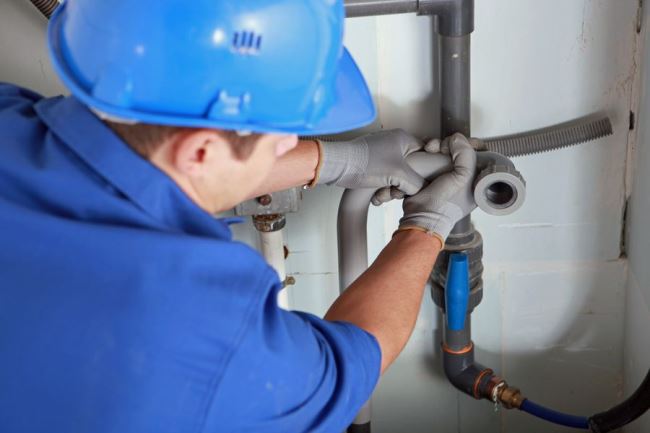 Есть несколько способов подключения стиральной машины к водопроводной системе: подсоединение к трубе водопровода, к смесителю или подсоединение на отводы к смывному бачку