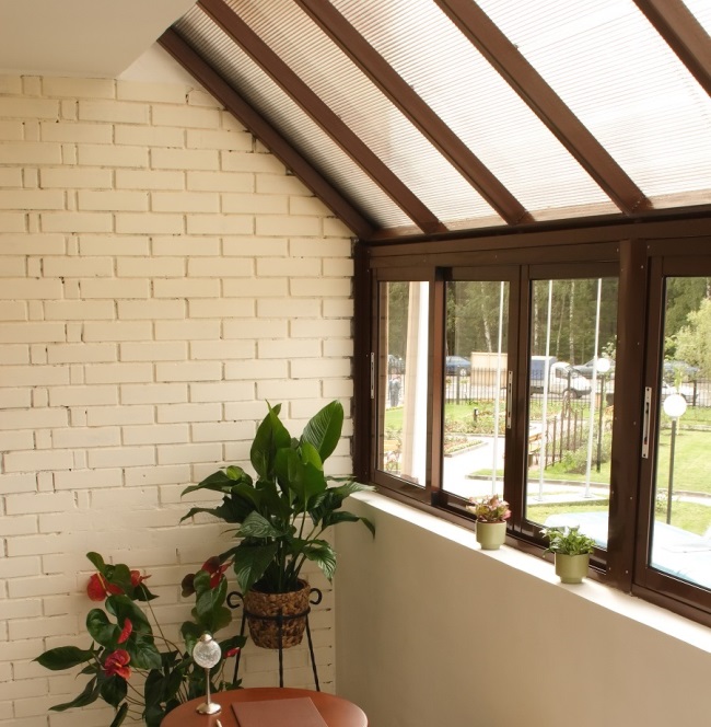 Балкон - это подвесная конструкция, которая, в отличие от лоджии, не имеет опоры на перекрытия дома, так что при выборе финишной отделки потолка ориентируйтесь на вес материала